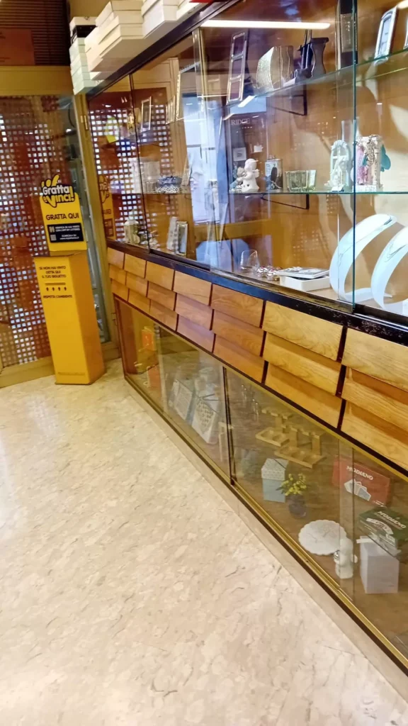 Tabacchi pisa 2; interno;