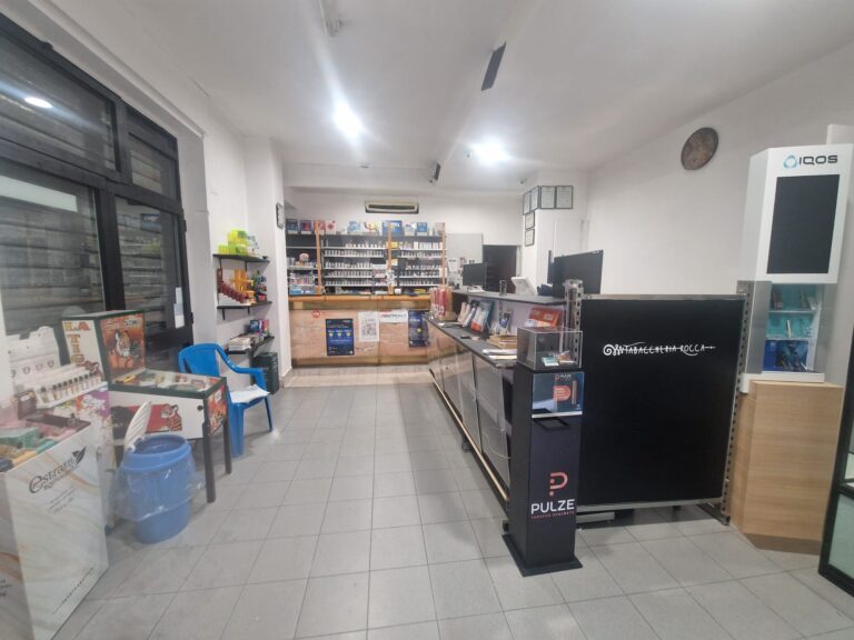 Interno; Tabacchi a Latina; Rocca;