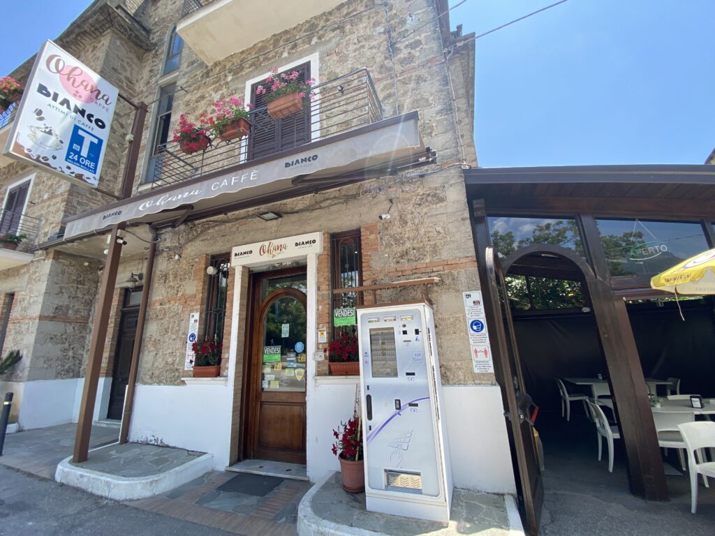 Esterno; Vendesi Ohana Caffè e Tabacchi; Luongo Elisa;
