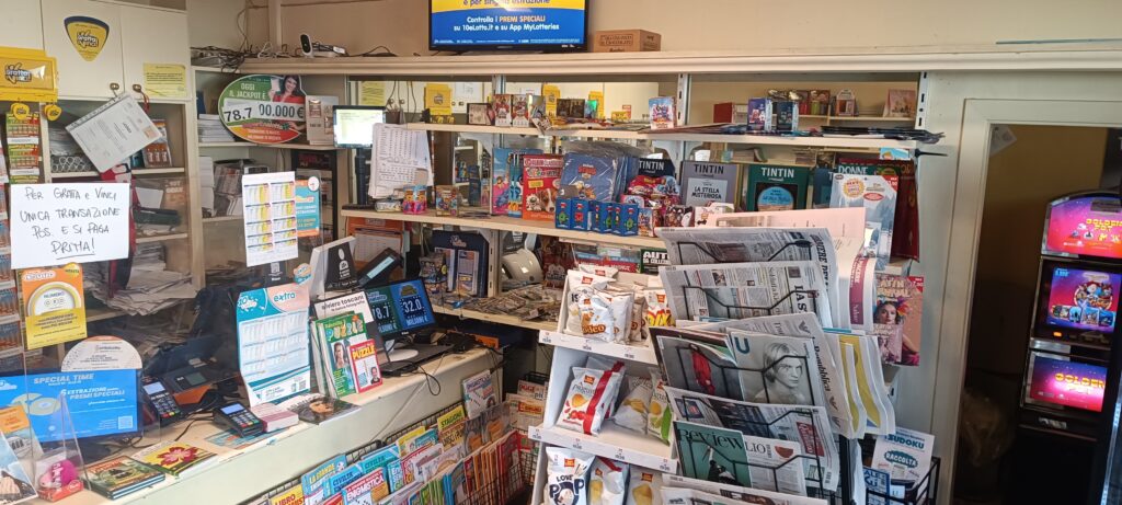 Interno della Tabaccheria edicola; lotteria; Lucca; Mancini;